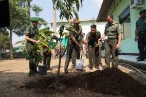 Pangdam III/Slw dan Danrem 062/Tn melaksanakan penanaman pohon di Makorem 062/Tn