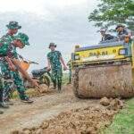 Satgas TMMD ke-123 Kodim 0605/Subang Lanjutkan Perkerasan Jalan di Dusun Muara Baru Desa Cilamaya Girang