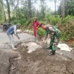 Babinsa Koramil 1119 Pameungpeuk Monitor Pembangunan Jalan Swadaya di Cibalong