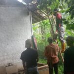 Warga Kerja Bakti Bongkar Rumah Dana yang Terdampak Pergerakan Tanah di Girimukti