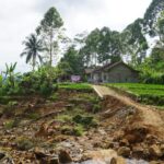 Tanah Terus Bergerak di Girimukti, Longsor Ancam Belasan Rumah dan Putuskan Akses Jalan