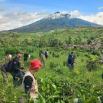 Ratusan Mahasiswa Bersama Kolaborasi Hijau Tanam 700 Pohon di Gunung Congkrang Garut