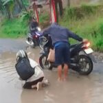 Jalan Rusak di Banjarwangi Kembali Makan Korban, Pemotor Terjatuh di Kubangan Air