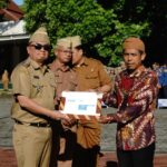 Bupati Garut Serahkan 4.400 Polis Asuransi Mikro