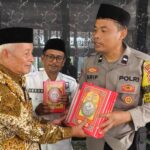 Sisihkan Uang Gajih, Bhabinkamtibmas di Tasikmalaya Bagikan Al-Qur’an dan Kitab ke Warga Saat Pengajian