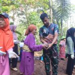 Semangat di Usia 80 Tahun, Ibu Amah Ikut Gotong royong TMMD Ke-128