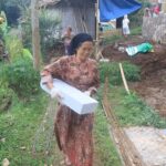 Lansia di Malangbong Garut Ikut Bangun Rutilahu di TMMD Ke-128