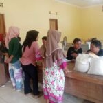 Warga Kecamatan Cibalong Bergembira Terima Bantuan Sembako