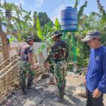 Ketua LPM Mekarmulya Bantu Bangun MCK Dalam Kegiatan TMMD KE-128