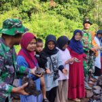 Semangat Ibu Ani Bantu Satgas TMMD Sambil Gendong Anak