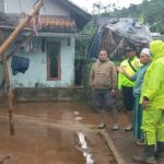 Forkopimcam Banjarwangi Cek Lokasi Permukiman Terdampak Luapan Irigasi di Desa Tanjungjaya