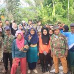 Semangat Hudim 78 Tahun Ikut Gotong Royong Bangun Jalan Bersama Satgas TMMD