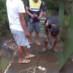 Warga Gotong Royong Perbaiki Jembatan Talagasari–Banjarwangi, Soroti Minimnya Perhatian Pemerintah