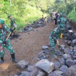 Aksi Nyata TNI di TMMD Garut, Sertu Soleh Turun Langsung Bangun Jalan