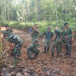 Prajurit Yon TP 890 Garda Sakti Gotong Royong Bangun Jalan di Malangbong