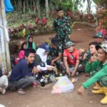 Kebersamaan Satgas TMMD dan Warga Nikmati Rujak di Waktu Istirahat