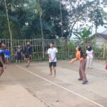 Di Sela Waktu Luang, Anggota Satgas TMMD Ke-128 Kodim 0611/Garut Hiburkan Diri dengan Bermain Volly Bersama Warga