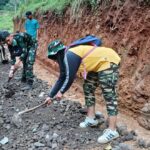 Perangkat Desa Mekarmulya, Ibu Ina Kurnia, Turun Langsung Perkuat Pembangunan Jalan Penghubung Antar Desa