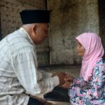 Peduli Sesama, Wawan Sisihkan Rezeki untuk Bantu Lansia di Desa Sukamulya
