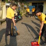 Polres Tasikmalaya Bersihkan Masjid Agung Mangunreja, Wujud Kepedulian Sambut Hari Bhayangkara ke-80