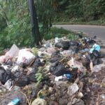 Sampah Berserakan di Jalan Raya Banjarwangi Dikeluhkan Warga, Timbulkan Bau Tak Sedap