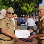 Bupati Garut Serahkan SK Pensiun PNS pada Peringatan Harganas ke-33
