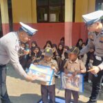 Police Goes To School Semarakkan MPLS, Satlantas Polres Tasikmalaya Edukasi Keselamatan Berlalu Lintas dan Bagikan Hadiah