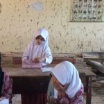 Viral! Siswa SD di Garut Belajar di Kelas Rusak Dipenuhi Kotoran Kelelawar