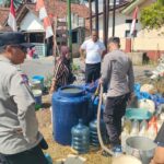 Kekeringan Melanda Tasikmalaya, Polsek Tanjungjaya Distribusikan 5.000 Liter Air Bersih