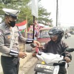 Jelang HUT ke-81 RI, Polisi Turun ke Jalan Bagikan Bendera Merah Putih
