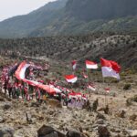 Pembentangan Bendera Merah Putih 1 Kilometer di Kawah Papandayan