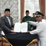 Bupati Garut Lantik Kades PAW Cisewu dan Cigadog