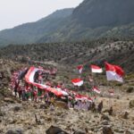 Pembentangan Bendera Merah Putih 1 Kilometer di Kawah Papandayan