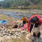 Kekeringan Berkepanjangan, Warga Singajaya Terpaksa Gunakan Air Sungai untuk Minum dan MCK