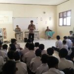 Kapolsek Caringin Berikan Penyuluhan Bahaya Narkoba kepada Siswa SMPN 1 Caringin