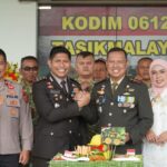 Kejutan HUT TNI ke-81, Polres Tasikmalaya Geruduk Markas TNI Bawa Tumpeng