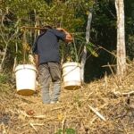 Krisis Air Bersih di Singajaya Garut, Warga Turun ke Sungai Lewati Jalan Terjal