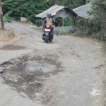 Jalan Raya Singajaya Tak Kunjung Diperbaiki, Warga Tagih Janji Pemkab Garut: “Apa Harus Oyag Lagi?”
