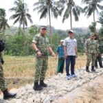 Dandim 0611/Garut Pantau Pembangunan Rutilahu dan Resmikan Awal Pengecoran Jalan Desa di Cisompet